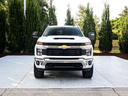 Used 2025 Chevrolet Silverado 2500 LT w/ Convenience Package AWD/4WD image 3