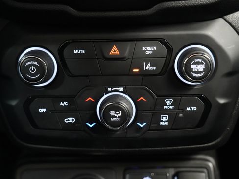 Used 2021 Jeep Renegade Latitude image 29