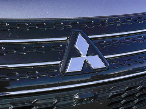 Used 2024 Mitsubishi Outlander SE image 11