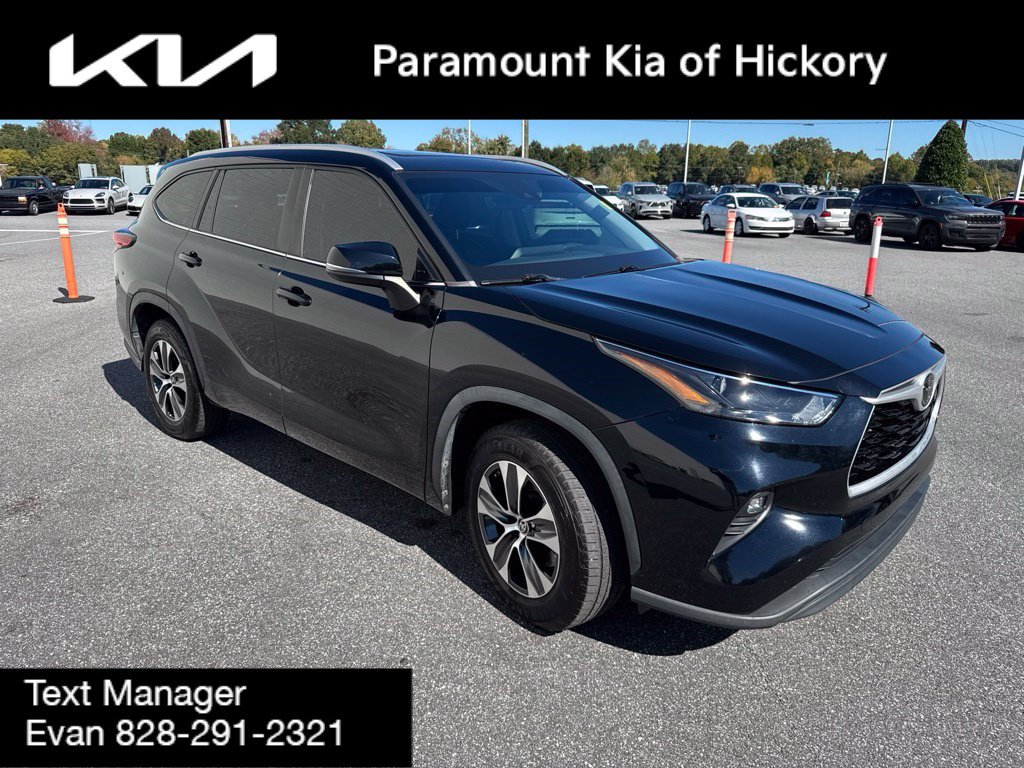 Used 2023 Toyota Highlander XLE FWD image 3