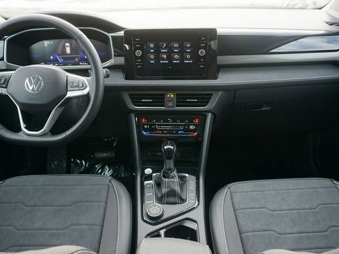 New 2026 Volkswagen Taos SE image 9