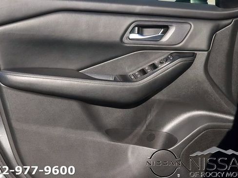 Used 2024 Nissan Rogue SV image 10