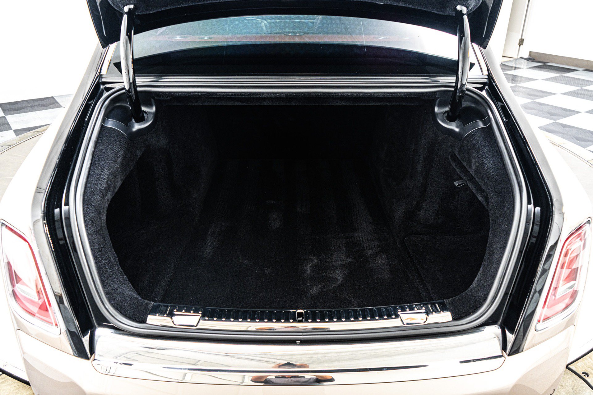 Used 2019 Rolls-Royce Phantom Sedan RWD image 19
