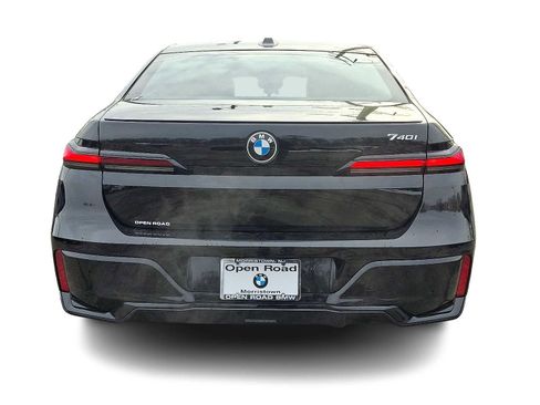 Used 2023 BMW 740i w/ Parking Assistance Package image 5