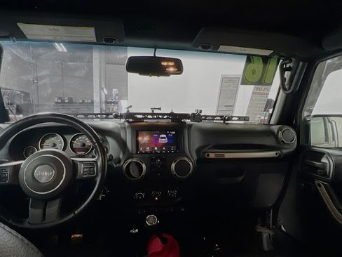 Used 2016 Jeep Wrangler Unlimited Sahara image 28