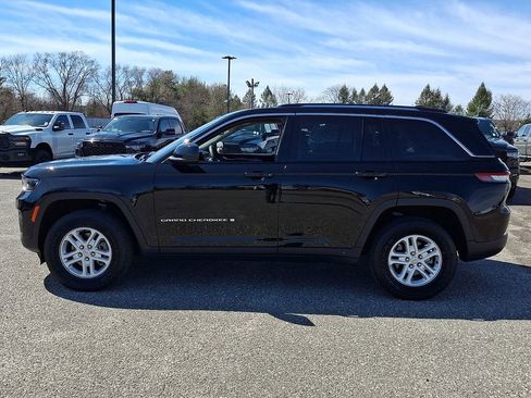Used 2023 Jeep Grand Cherokee Laredo AWD/4WD image 7