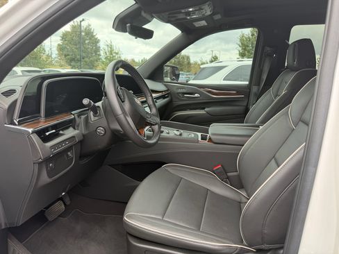 Used 2024 Cadillac Escalade Premium Luxury AWD/4WD image 5