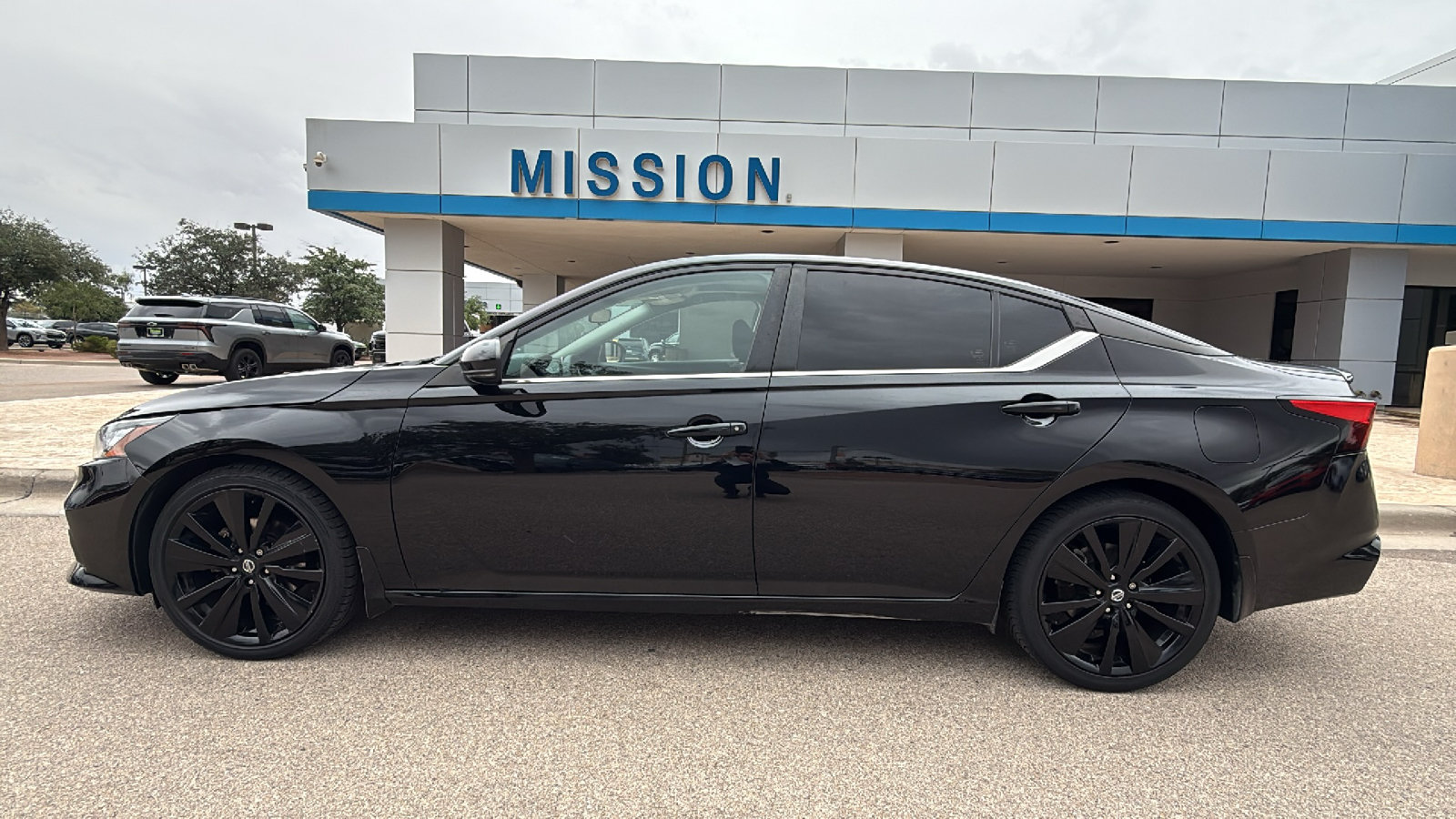 Used 2022 Nissan Altima 2.5 SR w/ Midnight Edition Package FWD image 3