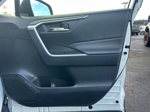 Used 2022 Toyota RAV4 SE image 25