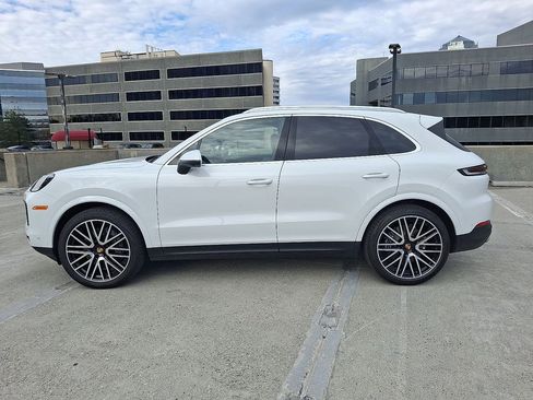 Used 2025 Porsche Cayenne image 2