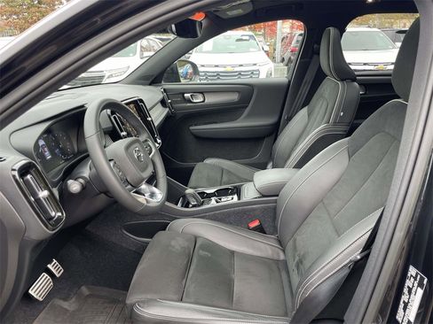 Used 2022 Volvo XC40 T5 R-Design w/ Climate Package image 13