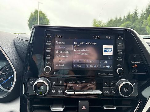 Used 2020 Toyota Highlander XLE AWD/4WD image 17