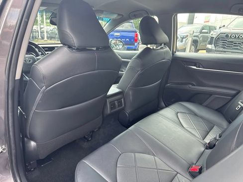 Used 2019 Toyota Camry XLE w/ Navigation Package FWD image 16