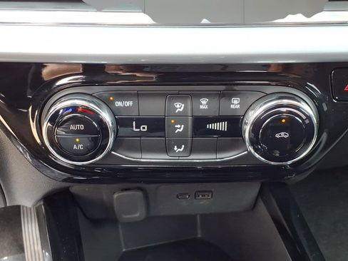 Used 2025 Chevrolet Trax LT FWD image 18