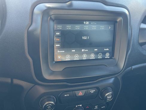 Used 2018 Jeep Renegade Latitude w/ Cold Weather Group image 8