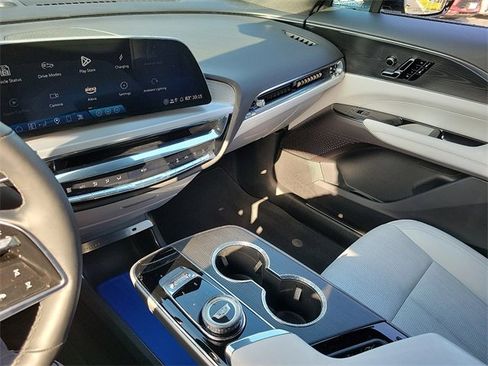 Used 2025 Cadillac Lyriq Luxury image 16