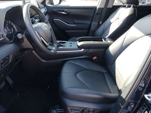 Used 2025 Toyota Highlander XLE image 16
