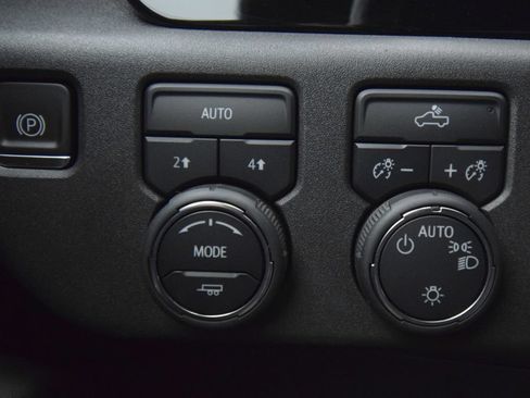 Used 2022 Chevrolet Silverado 1500 LT AWD/4WD image 39