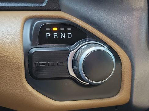 Used 2019 RAM 1500 Classic SLT w/ Luxury Group image 30