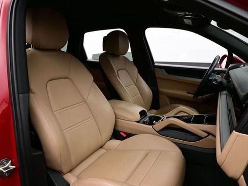 Certified 2024 Porsche Cayenne AWD/4WD image 17