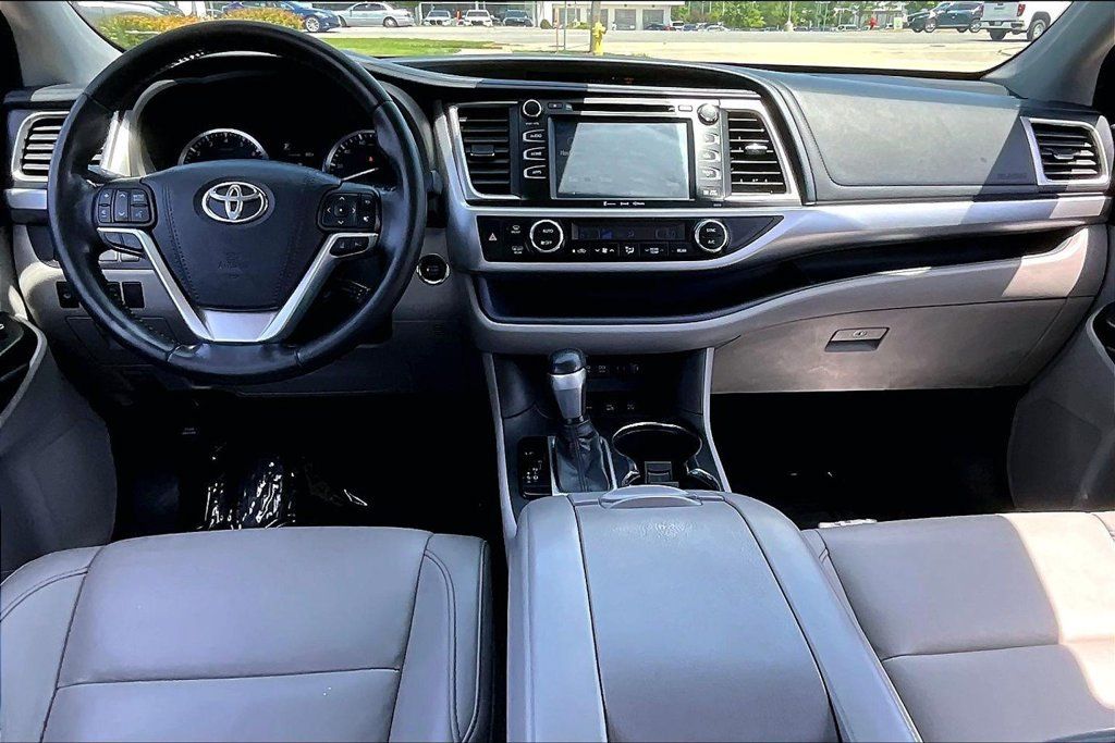Used 2017 Toyota Highlander XLE AWD/4WD image 21