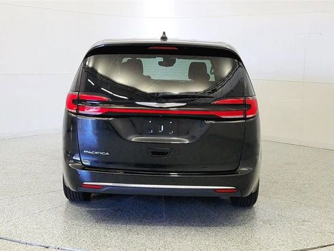 Used 2023 Chrysler Pacifica Touring-L FWD image 6