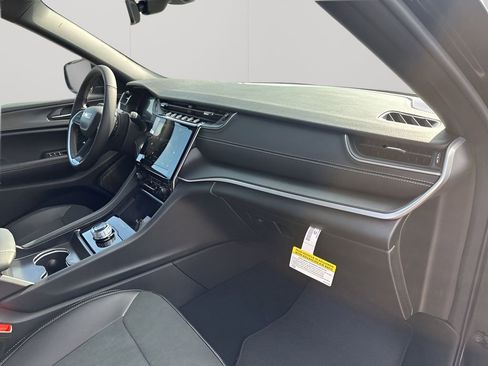 New 2025 Jeep Grand Cherokee Altitude image 14