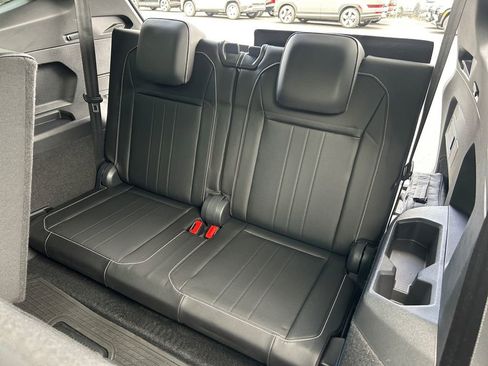 Used 2023 Volkswagen Tiguan SE R-Line image 35