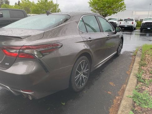 Used 2024 Toyota Camry SE image 3
