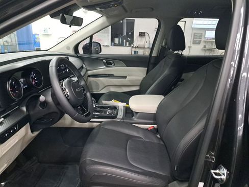 Used 2024 Kia Carnival LX image 12