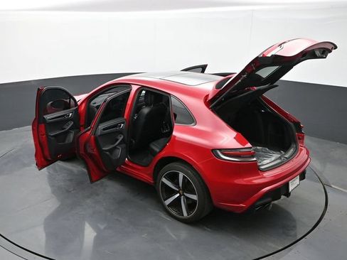 Certified 2022 Porsche Macan AWD/4WD image 31