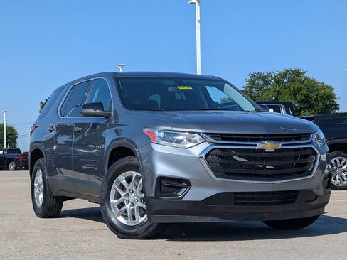 Used 2021 Chevrolet Traverse LS FWD image 2
