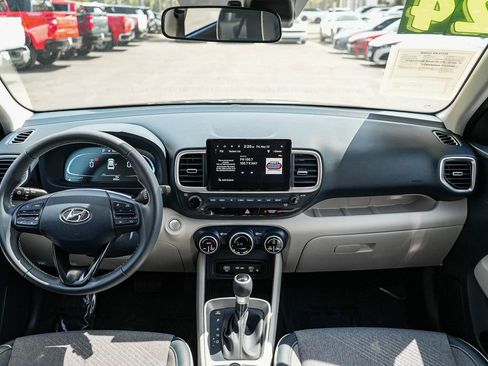 Used 2024 Hyundai Venue Limited FWD image 10
