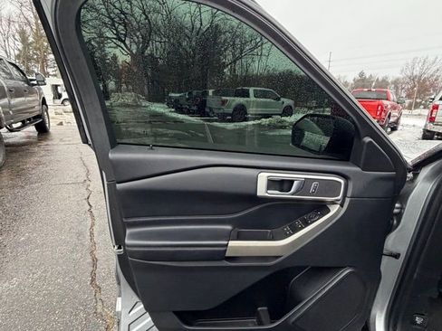 Certified 2022 Ford Explorer XLT w/ Equipment Group 202A image 11