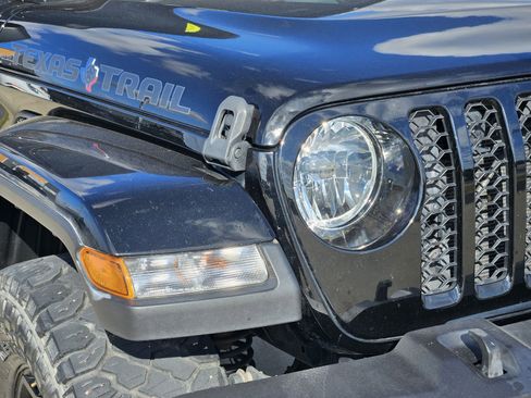 Used 2022 Jeep Gladiator Sport image 9