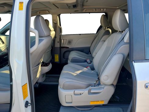 Used 2013 Toyota Sienna XLE image 19