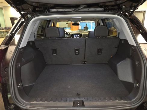 Used 2024 GMC Terrain SLE w/ Driver Convenience Package image 23