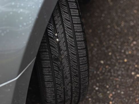 Used 2019 Toyota Yaris L FWD image 4