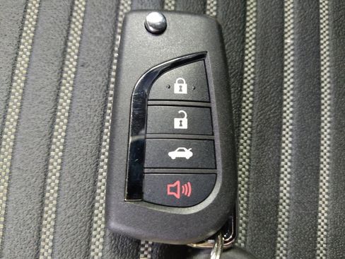 Used 2020 Toyota Camry SE FWD image 32