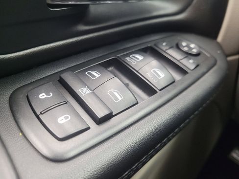 Used 2015 Dodge Grand Caravan SXT FWD image 27