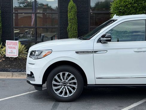 Used 2024 Lincoln Navigator L 4WD image 10