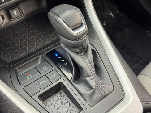 Used 2022 Toyota RAV4 XLE Premium image 29