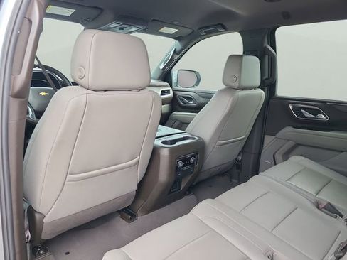 Used 2024 Chevrolet Suburban LT RWD image 17