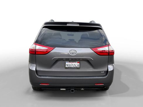 Used 2017 Toyota Sienna LE image 4