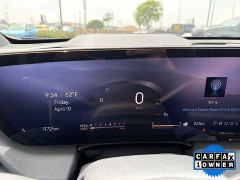 Used 2025 Buick Enclave Preferred image 3