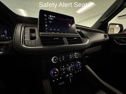Used 2024 GMC Yukon AT4 w/ Technology Package AWD/4WD image 17