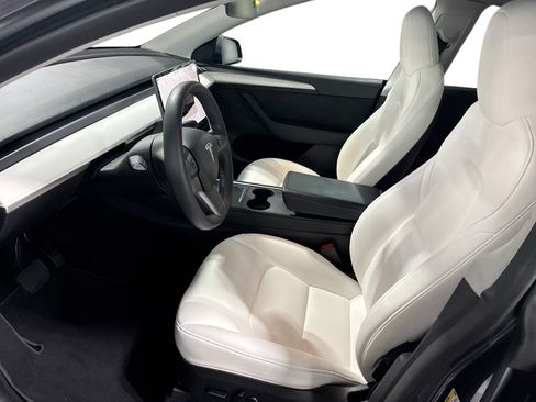 Certified 2023 Tesla Model Y Long Range AWD/4WD image 9