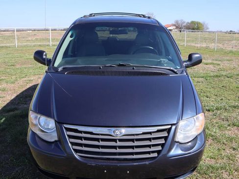 Used 2007 Chrysler Town & Country Touring w/ Leather Interior Group image 9