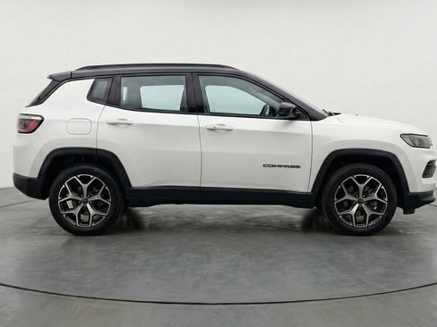 Used 2025 Jeep Compass Limited image 8