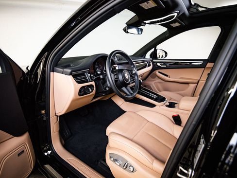 Certified 2025 Porsche Macan AWD/4WD image 4